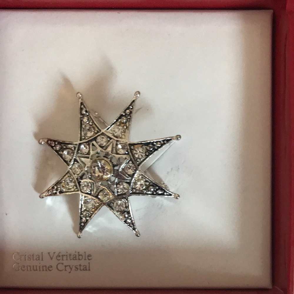Stunning brooch with genuine crystals